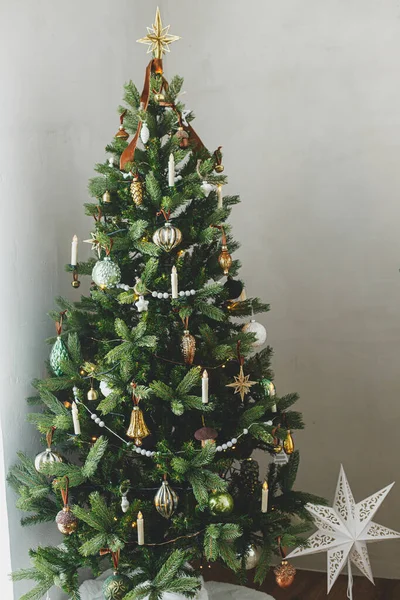 古色古香的金灯笼 蜡烛和节日彩灯装饰着古色古香的圣诞树 冬季大气假期的准备工作 挂在树枝上的现代圣诞装饰品 — 图库照片