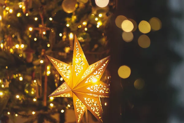 Feliz Navidad Nochebuena Atmosférica Elegante Estrella Iluminada Navidad Árbol Navidad —  Fotos de Stock
