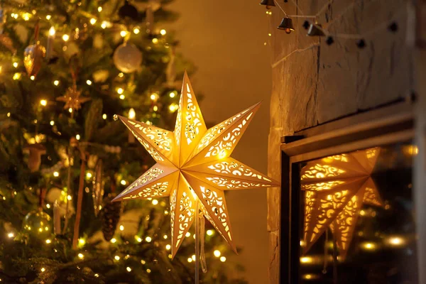 Nochebuena Atmosférica Elegante Estrella Iluminada Navidad Árbol Navidad Decorado Con —  Fotos de Stock