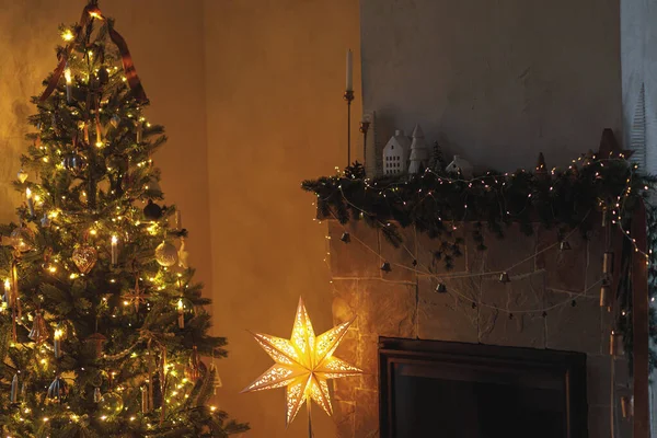 Atmosférický Štědrý Večer Stylový Vánoční Obývací Pokoj Moderně Zdobeným Vánočním — Stock fotografie
