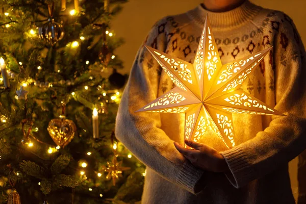 圣诞快乐 在现代装饰过的圣诞树的背景上 闪烁着时尚的金色星辰 晚上的房间里点缀着金色的灯光 大气中神奇的圣诞前夕 — 图库照片