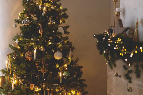 Atmosférický Štědrý Večer Stylový Osvětlený Vánoční Stromek Historickými Ozdobami Slavnostně — Stock fotografie