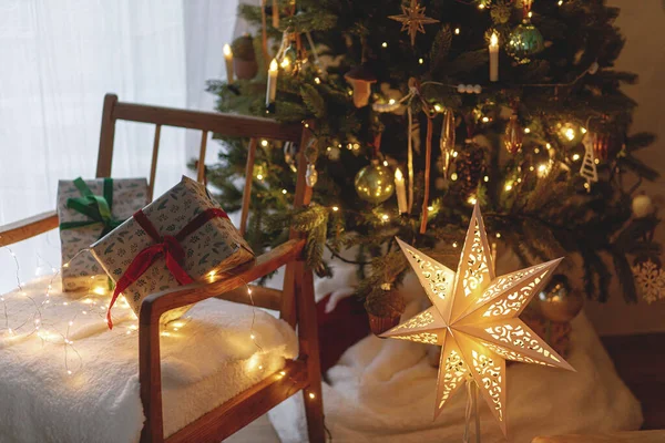 Stylové Vánoční Dárky Pozadí Moderního Zdobeného Vánočního Stromečku Zlatými Světly — Stock fotografie