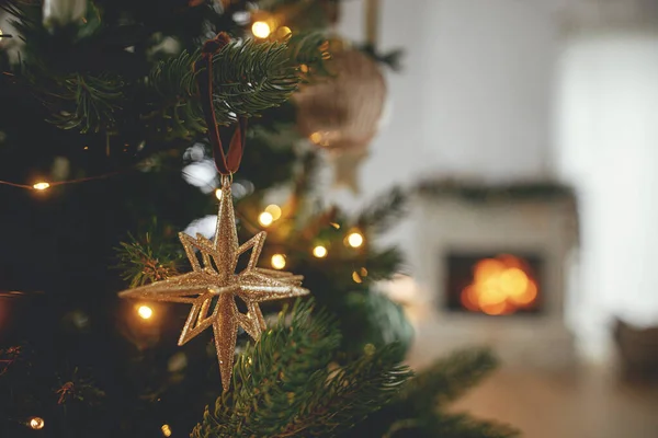 Счастливого Рождества Стильная Золотая Звезда Дереве Крупным Планом Фоне Горящего — стоковое фото