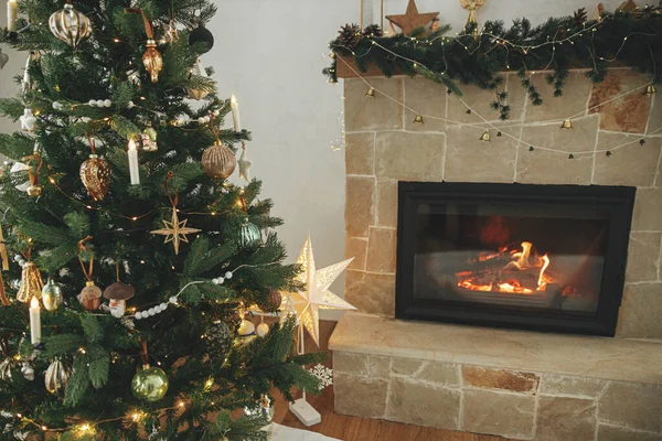 スタイリッシュな木と暖炉のある大気のクリスマスリビングルーム お祝いの暖炉の背景にヴィンテージバブルとライトで装飾されたクリスマスツリー メリークリスマス — ストック写真
