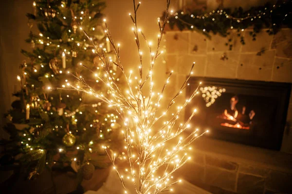 Stylový Vánoční Ozářený Strom Pozadí Zdobeného Stromu Zlatými Světly Bokeh — Stock fotografie