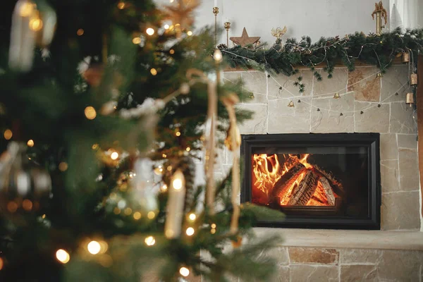 Atmosférické Vánoční Obývací Pokoj Stylovým Stromem Krbem Dekorovaný Vánoční Stromek — Stock fotografie