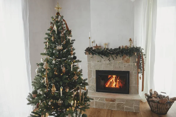 Atmosferik Noel Oturma Odasında Şık Bir Ağaç Şömine Var Şenlikli — Stok fotoğraf