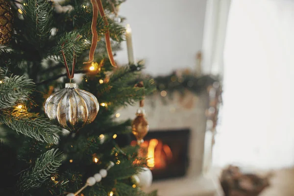Stylová Vánoční Zlatá Cetka Stromě Zblízka Proti Hořícímu Krbu Krásný — Stock fotografie