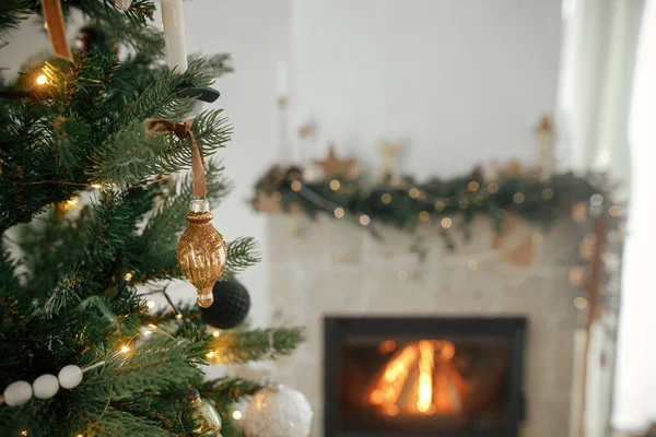 Veselé Vánoce Stylové Vánoční Ozdoby Stromě Zblízka Proti Hořícímu Krbu — Stock fotografie