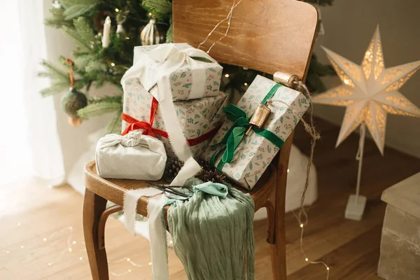 Elegantes Regalos Navidad Envueltos Con Cinta Silla Vieja Madera Fondo — Foto de Stock