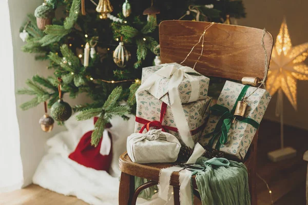 Mutlu Noeller Mutlu Tatiller Süslü Noel Hediyeleri Ahşap Bir Sandalyede — Stok fotoğraf