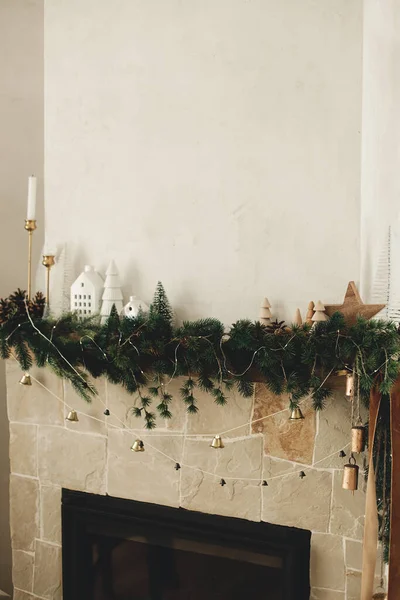 Stilvoller Kaminofen Mit Weihnachtlichen Zweigen Glockengirlanden Holzschmuck Und Hausdekoration Dekoriert — Stockfoto