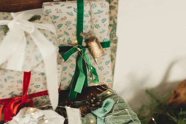 Élégants Cadeaux Noël Enveloppés Avec Des Rubans Sur Une Vieille — Photo