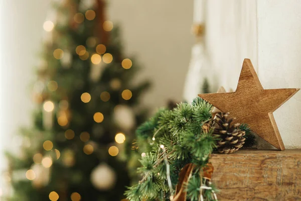 Stylová Vánoční Dřevěná Hvězda Smrkové Větve Krbové Římse Zavřít Pozadí — Stock fotografie