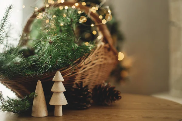 Stylowy Wiklinowy Kosz Gałązkami Jodły Bożonarodzeniowej Drewnianymi Drzewami Szyszkami Stole — Zdjęcie stockowe