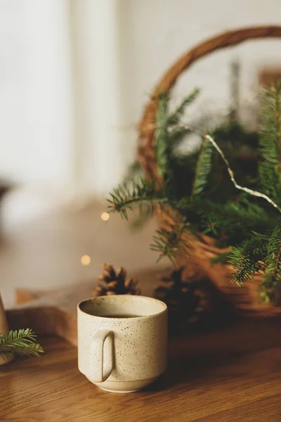 Winterferien Hygge Stilvolle Tasse Warmen Tee Tannenzweige Korb Holzbäume Und — Stockfoto