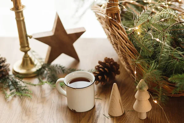 Winterferien Hygge Stilvolle Tasse Warmen Tee Tannenzweige Korb Holzbäume Und — Stockfoto