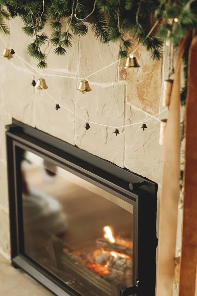 クリスマスの枝 ベルガーランド 木製の装飾で飾られたスタイリッシュな暖炉のマントル お祝いの素朴なクリスマスの暖炉の装飾モダンなファームハウスリビングルーム — ストック写真