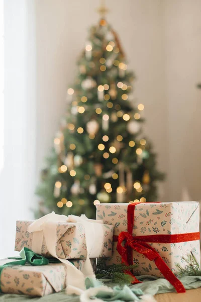Noel Hediyelerini Süslenmiş Noel Ağacı Kır Evi Şöminesi Şenlikli Işıkların — Stok fotoğraf