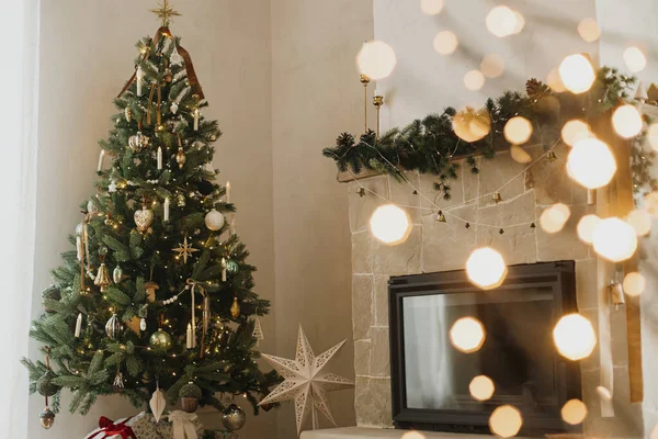Stylový Krbová Římsa Vánoční Větve Dekorace Zvony Moderní Vánoční Stromeček — Stock fotografie