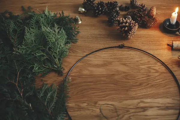 Weihnachtskranz Basteln Kreis Zedernzweige Tannenzapfen Kerzen Bindfäden Glocken Auf Holztisch — Stockfoto