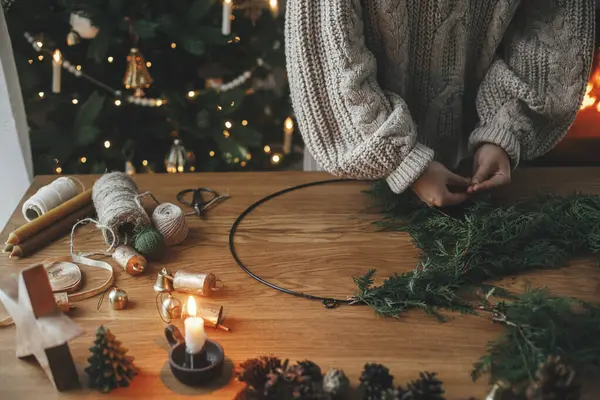 Dělám Vánoční Rustikální Věnec Ruce Držící Cedrové Větve Věnec Dřevěném — Stock fotografie