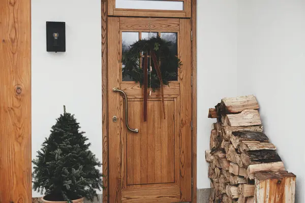 Stilvoller Rustikaler Weihnachtskranz Mit Vintage Glocken Und Band Hölzerner Haustür — Stockfoto