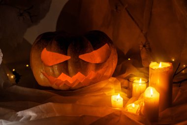 Mutlu Cadılar Bayramı! Korkunç Jack o fener oyulmuş balkabağı, örümcek ağı, hayalet, yarasalar ve karanlıkta parlayan ışık. Korkunç atmosferik cadılar bayramı partisi dekorasyonları, yazı için yer. Şaka mı şeker mi?