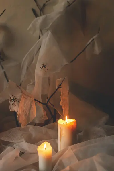 Mutlu Cadılar Bayramı Ürkütücü Örümcek Ağı Örümcekler Karanlıkta Parlayan Mumlar — Stok fotoğraf