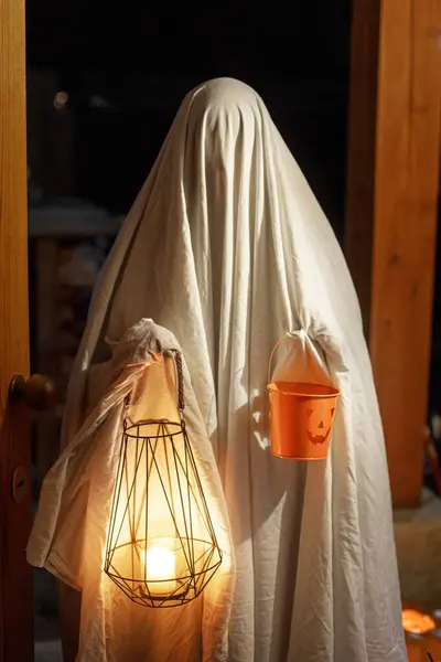 Ürkütücü Atmosferik Gece Kapılarında Parlayan Feneri Cadılar Bayramı Şeker Kovası — Stok fotoğraf