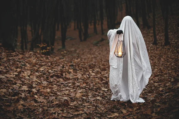 Жуткий Призрак Держит Светящийся Фонарь Мрачном Темном Осеннем Лесу Человек — стоковое фото