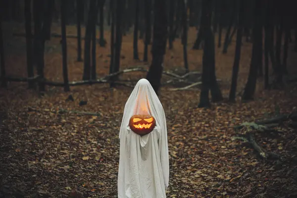 Strašidelný Duch Držící Zářící Lampu Temném Podzimním Lese Osoba Oblečená — Stock fotografie