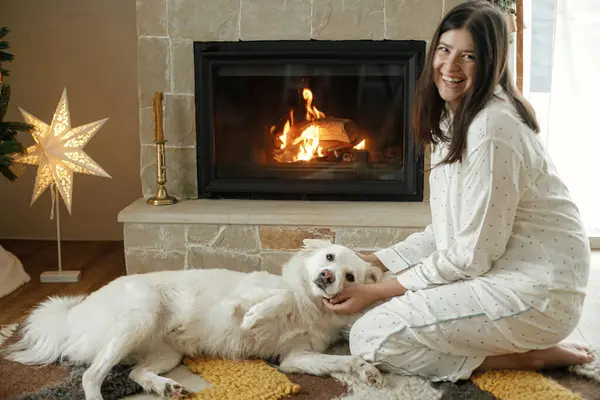 Bella Donna Pigiama Elegante Relax Con Simpatico Cane Bianco Accogliente — Foto Stock
