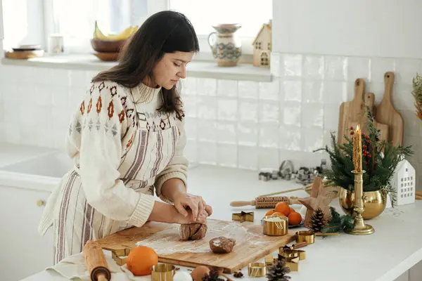 Mulher Fazendo Biscoitos Gengibre Natal Cozinha Branca Moderna Massa Pão — Fotografia de Stock