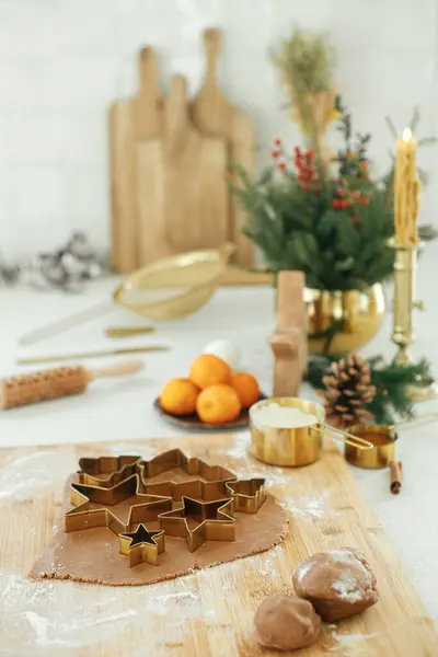 Dělám Vánoční Perníkové Sušenky Perníkové Těsto Slavnostními Řezačkami Zlatého Kovu — Stock fotografie