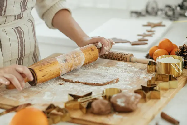 Mulher Fazendo Biscoitos Gengibre Natal Cozinha Branca Moderna Fechar Mãos — Fotografia de Stock