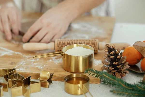 Der Modernen Weißen Küche Backen Menschen Lebkuchen Hautnah Hände Schneiden — Stockfoto