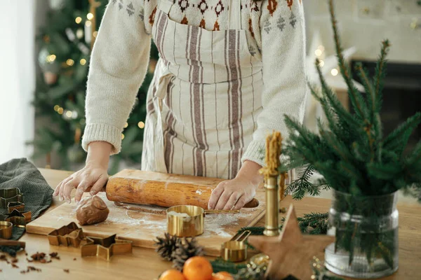 Mãos Amassam Massa Pão Gengibre Com Rolo Cozinhando Temperos Decorações — Fotografia de Stock