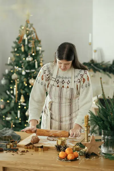 Mãos Amassam Massa Pão Gengibre Com Rolo Cozinhando Temperos Decorações — Fotografia de Stock