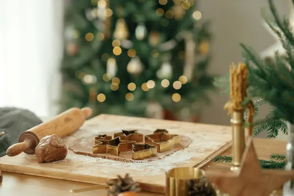 Massa Gengibre Com Cortadores Ouro Rolo Especiarias Culinárias Decorações Festivas — Fotografia de Stock