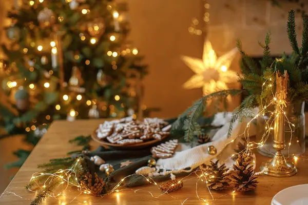 Joyeux Noël Décorations Festives Bougie Biscuits Pain Épice Sur Table — Photo