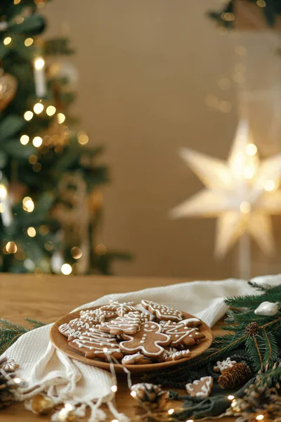 Καλά Χριστούγεννα Μπισκότα Μελόψωμου Γλάσο Πιάτο Ξύλινο Τραπέζι Επίπεδο Θέσει — Φωτογραφία Αρχείου