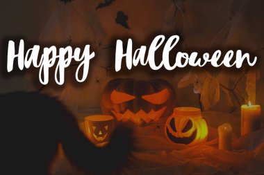 Mutlu Cadılar Bayramı! Cadılar Bayramı mesajınız kutlu olsun. Balkabağı Jack o fener kabağı, kedi kuyruğu silueti, karanlıkta parlayan ışıkları olan örümcek ağı. Korkunç atmosferik Cadılar Bayramı tebrik kartı, el yazısı.