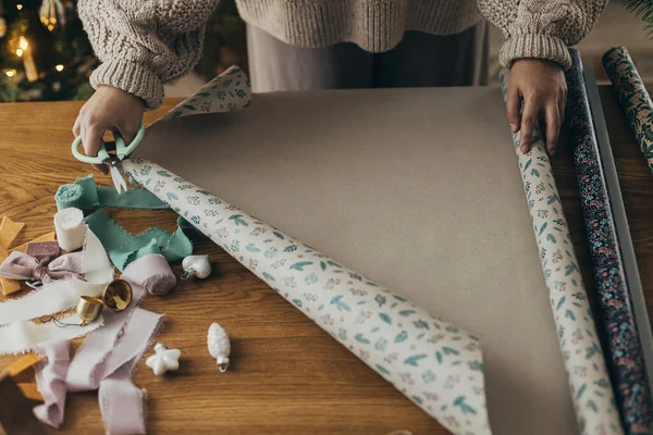 Embrulhar Presentes Natal Mãos Suéter Acolhedor Segurando Papel Embrulho Festivo — Fotografia de Stock