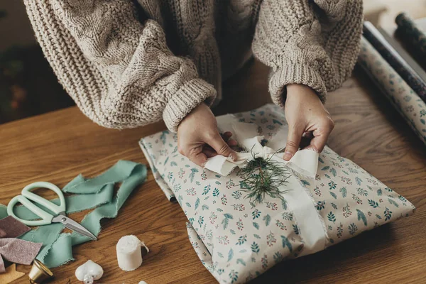 Женщина Уютном Свитере Заворачивает Стильный Рождественский Подарок Праздничную Оберточную Бумагу — стоковое фото