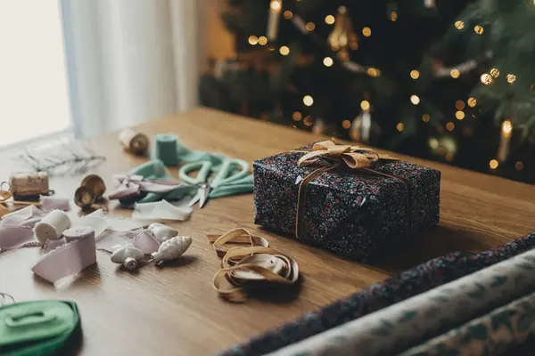 Mutlu Noeller Şık Bir Noel Hediyesi Şenlikli Ambalaj Kağıdı Kurdele — Stok fotoğraf