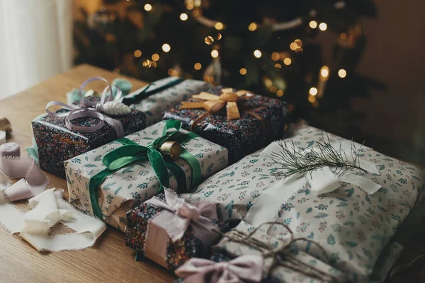 Wesołych Świąt Stylowy Prezent Świąteczny Świąteczny Papier Pakowania Wstążki Ozdoby — Zdjęcie stockowe