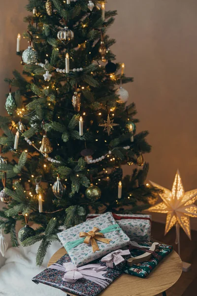 Feliz Navidad Elegantes Regalos Navidad Envueltos Papel Festivo Con Arcos — Foto de Stock