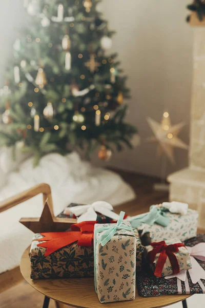 Elegantes Regalos Navidad Papel Regalo Festivo Con Arcos Adornos Vintage — Foto de Stock